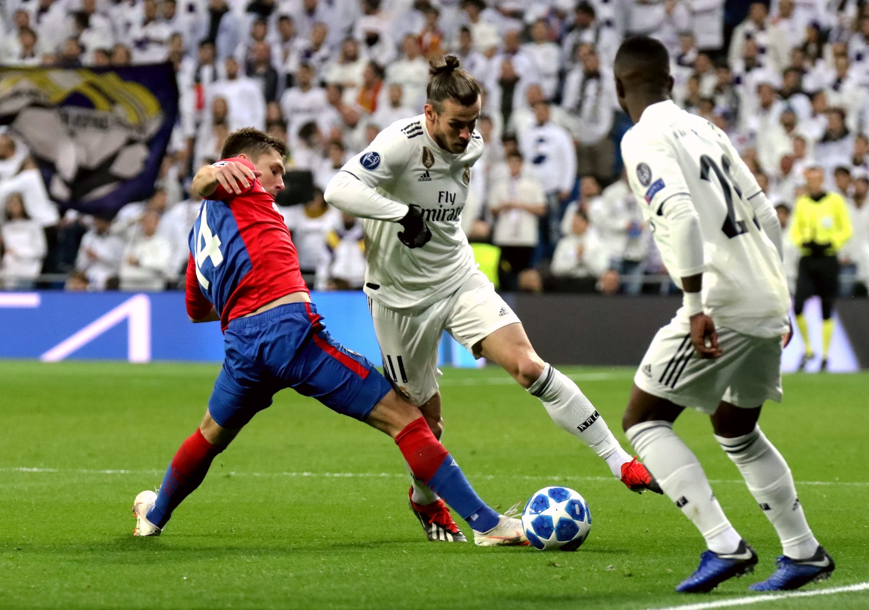 通过边线传 通过边线传